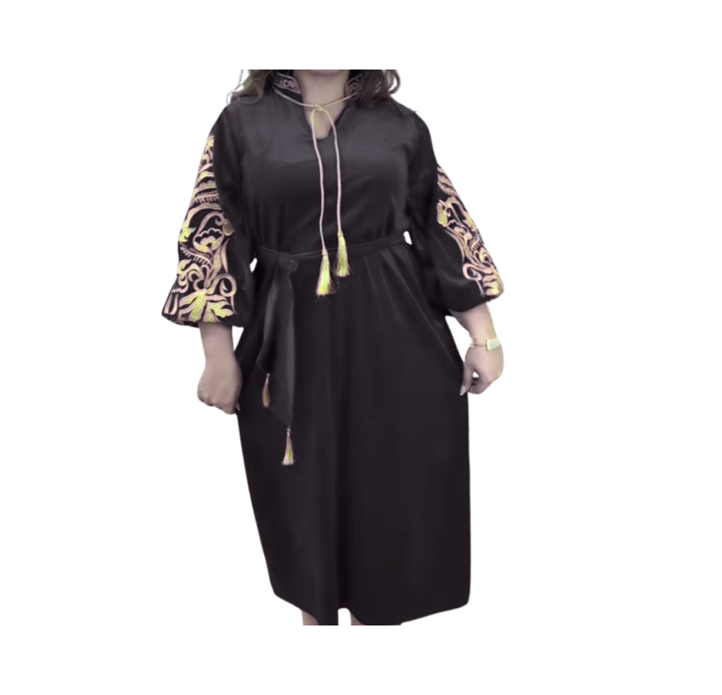 Robe d’Hôtesse Mi-Longue Noir avec Broderie – Pivoine House Of Creation