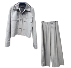 Ensemble classique gris avec col en cuir