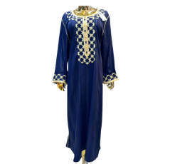 Robe d'hôtesse style caftan bleu nuit avec broderie