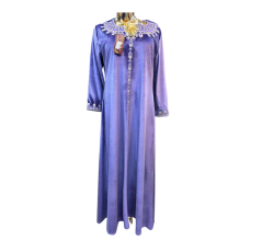 Robe d'hôtesse violette avec volant et broderie