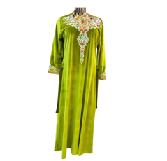 Robe d'hôtesse vert pistache avec broderie
