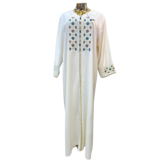 Robe d'hôtesse blanche style arabesque avec motifs brodés