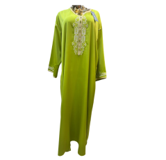 Robe d'hôtesse vert pistache style arabesque avec broderie