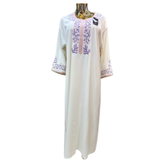Robe d'hôtesse blanc cassé style arabesque avec broderie