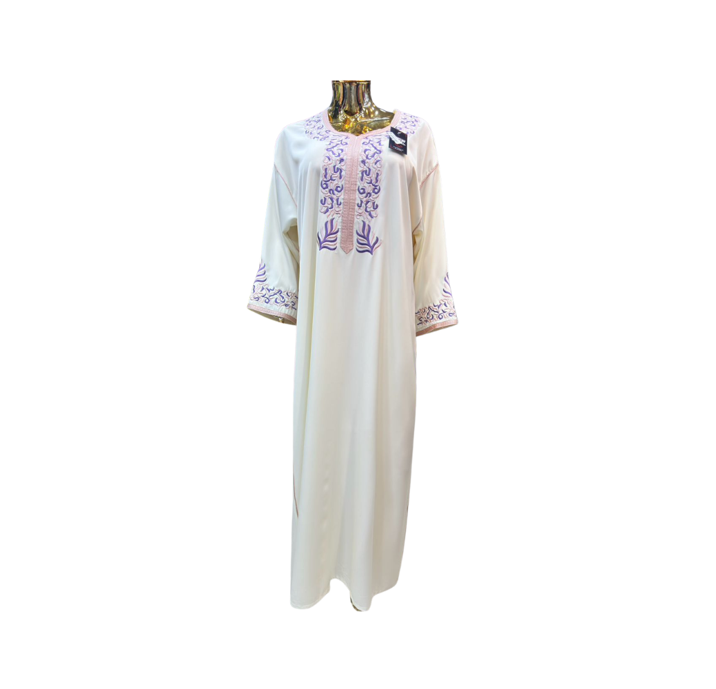 Robe d'hôtesse blanc cassé style arabesque avec broderie