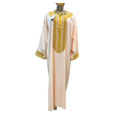 Robe d'hôtesse rose style arabesque avec détails dorés