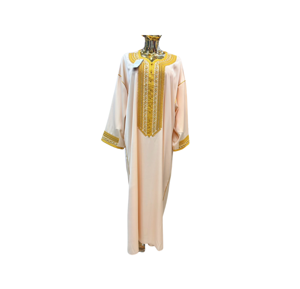 Robe d'hôtesse rose style arabesque avec détails dorés