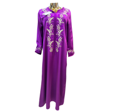 Robe d'hôtesse violette style arabesque avec détails broderie