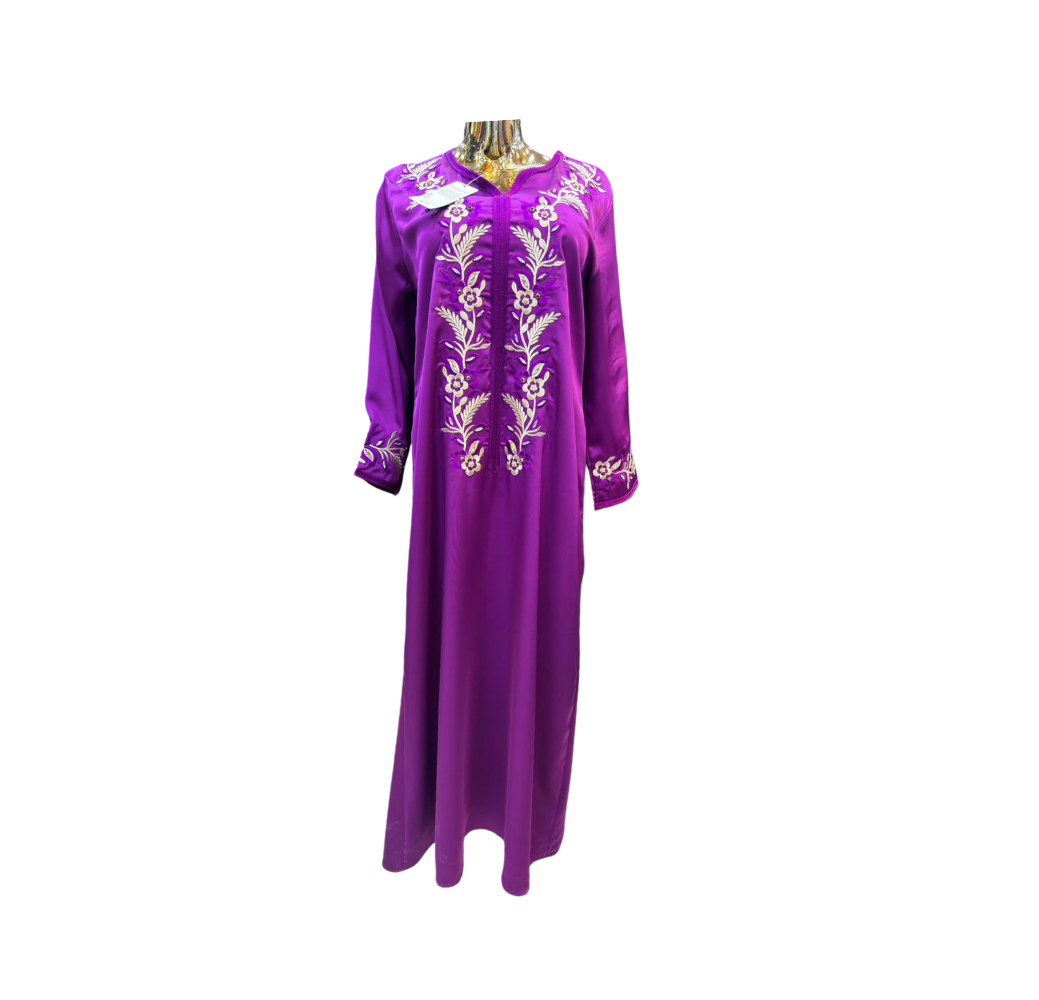 Robe d'hôtesse violette style arabesque avec détails broderie