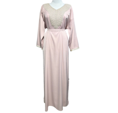 Robe style tunisien rose avec broderie sur la poitrine
