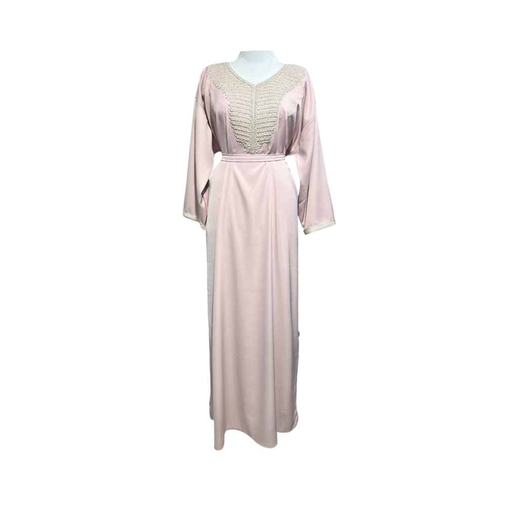 Robe style tunisien rose avec broderie sur la poitrine