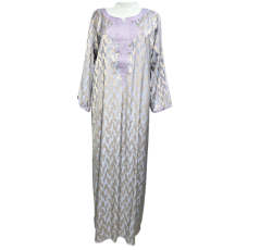 Robe imprimé violette avec broderie sur la poitrine