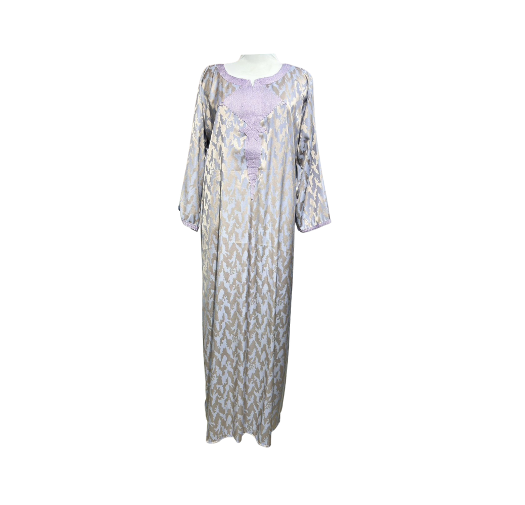 Robe imprimé violette avec broderie sur la poitrine