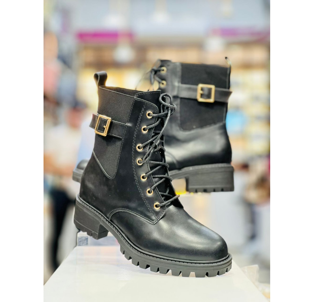 Bottines en cuir avec lacets et boucle dorée Bottines en cuir avec lacets et boucle dorée