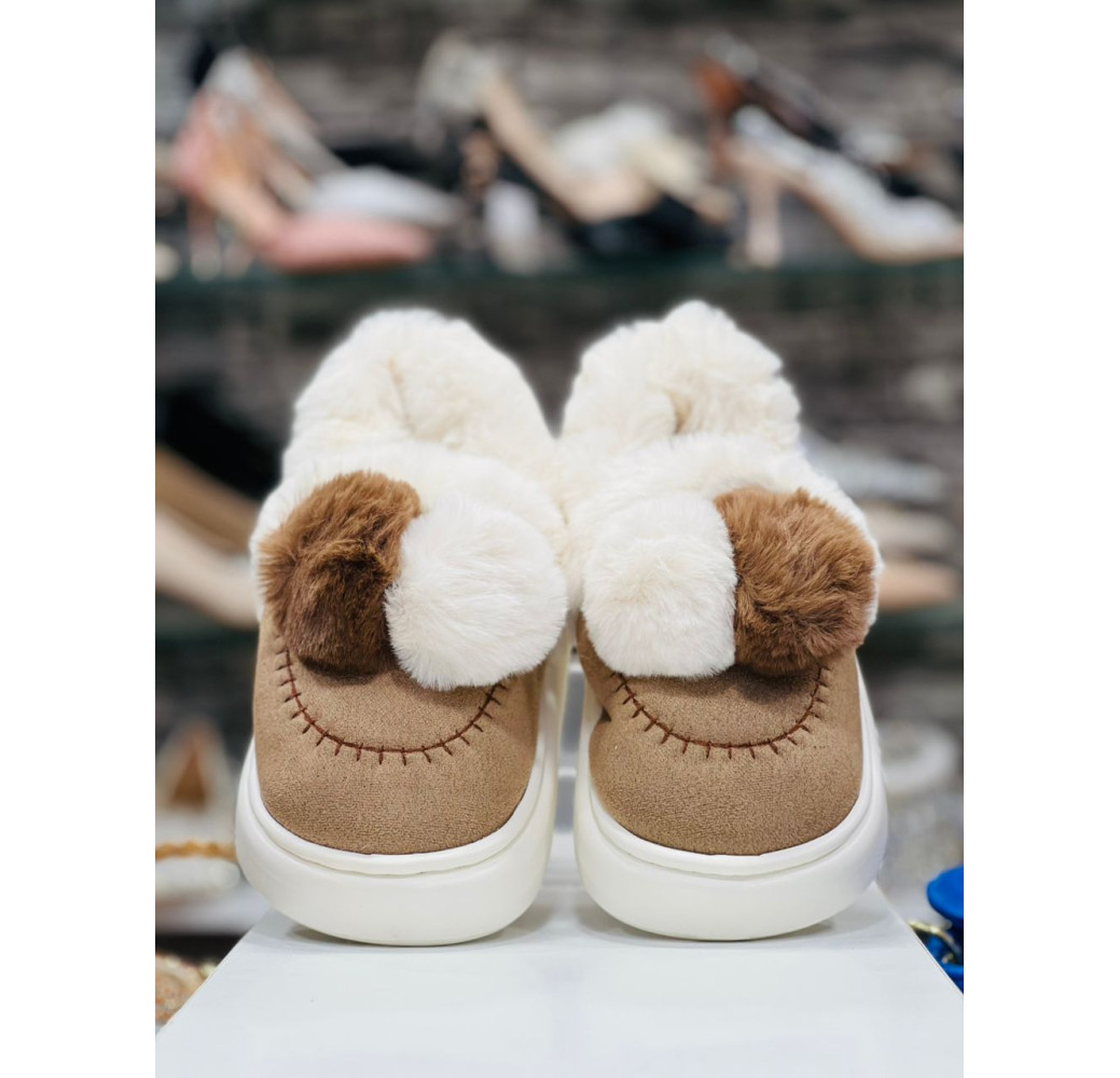 Chaussons en peluche avec pompons