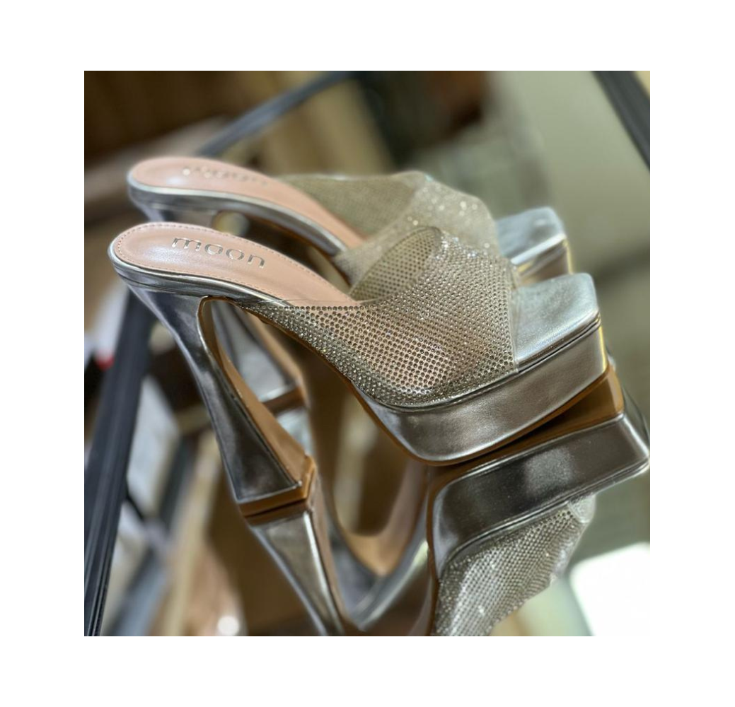 Chaussures dorées à talons pour fête