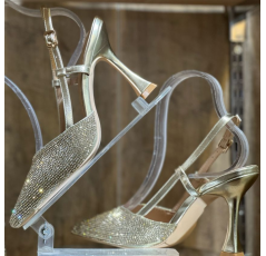 Chaussures dorées à talons pour fête
