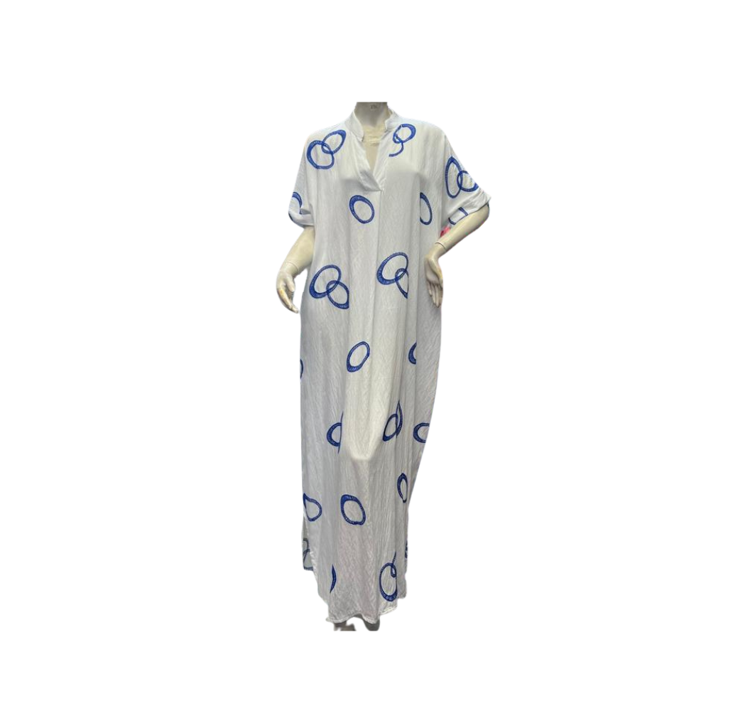 Robe blanche à motifs bleu 