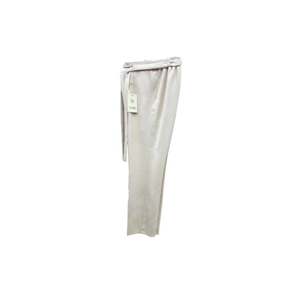 Pantalon classique beige cintré avec ceinture Pantalon classique beige cintré avec ceinture