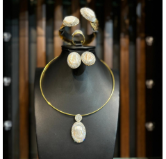 Parure en perles dorées