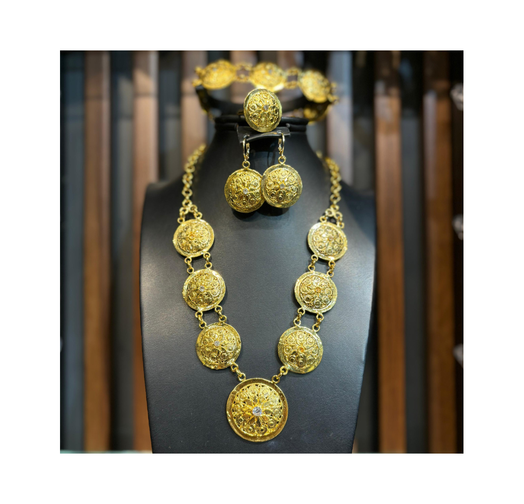 Parure traditionnelle rincé avec de l’or Parure traditionnelle rincé avec de l’or