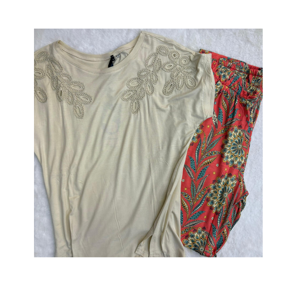 Pyjama haut beige et pantalon imprimé Pyjama haut beige et pantalon imprimé