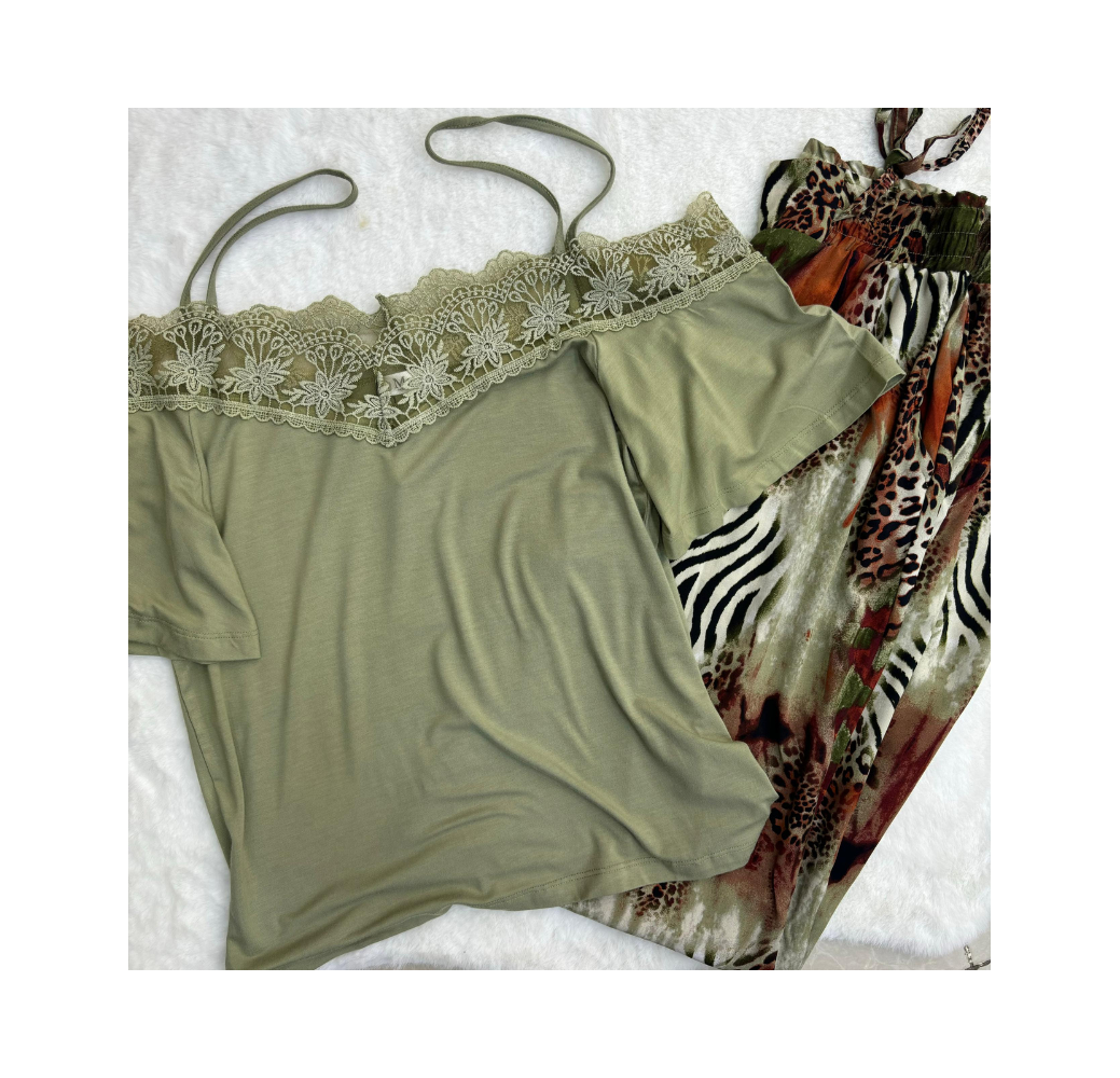 Pyjama haut vert et pantalon imprimé Pyjama haut vert et pantalon imprimé