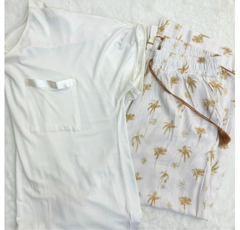 Pyjama haut blanc et pantalon imprimé