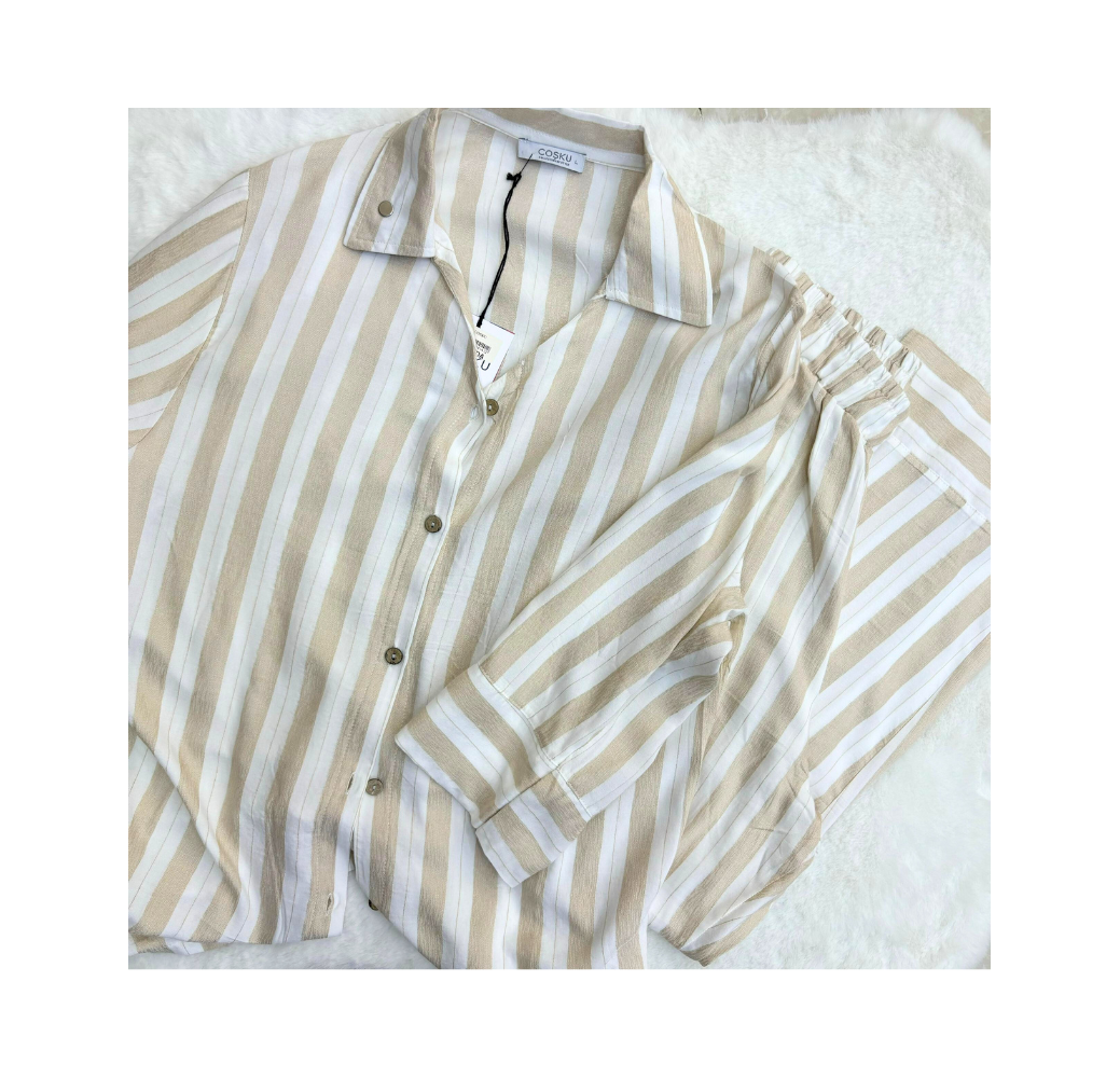 Pyjama deux pièces à rayures beige Pyjama deux pièces à rayures beige