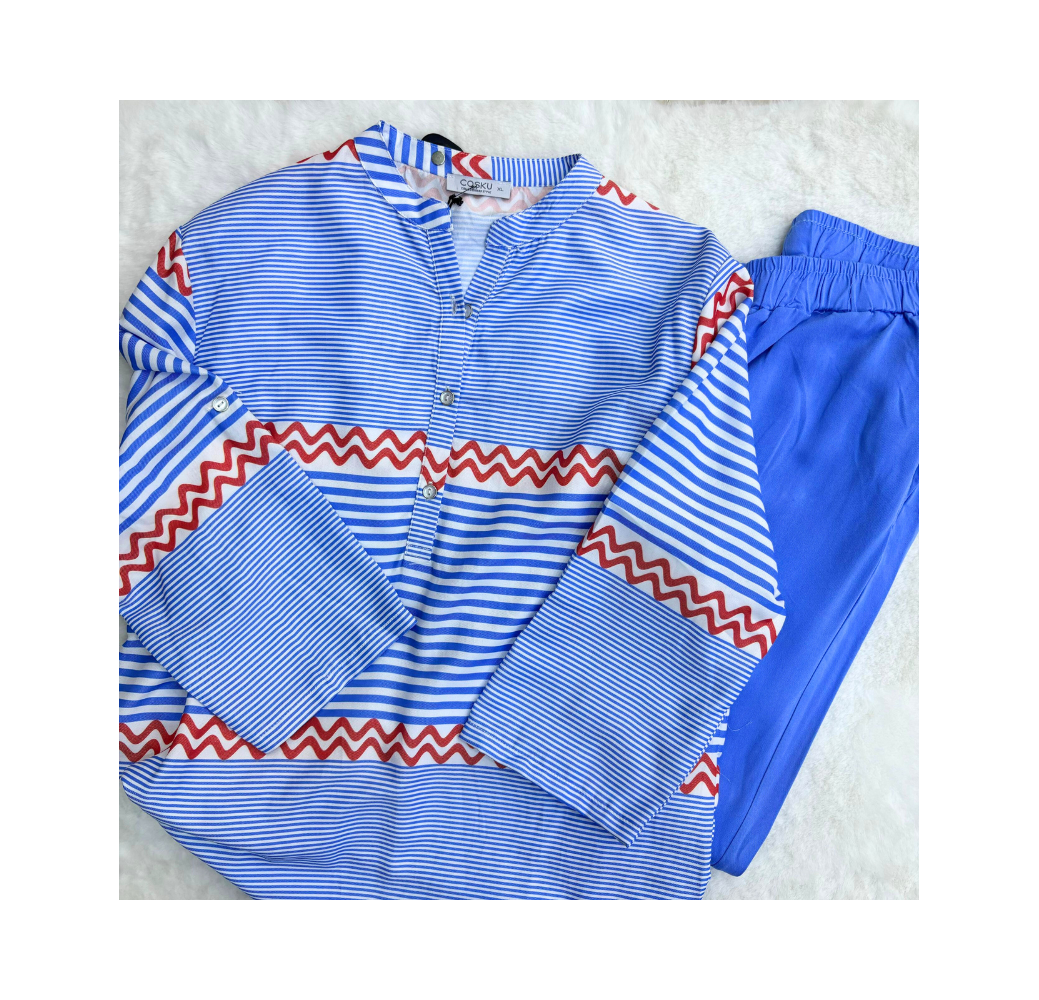 Pyjama deux pièces bleu et rouge Pyjama deux pièces bleu et rouge