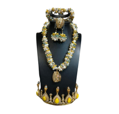 Parure clou fabriquée avec des perles, du cristal pur et une pierre naturelle turquoise, accompagnée d’une couronne plaquée or.