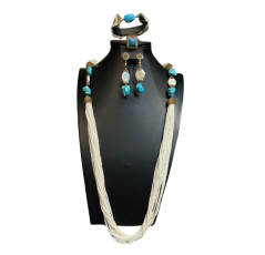 Parure fabriquée avec des perles indiennes pures, de la pierre turquoise et des perles naturelles.