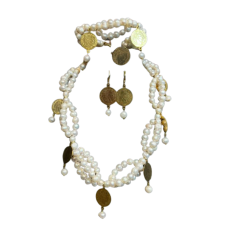 Parure traditionnelle moderne fabriquée avec des perles pures et des amandes, plaquée or.