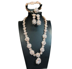 Parure fabriquée avec du zircon pur.