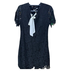 Robe classique noire avec cravate