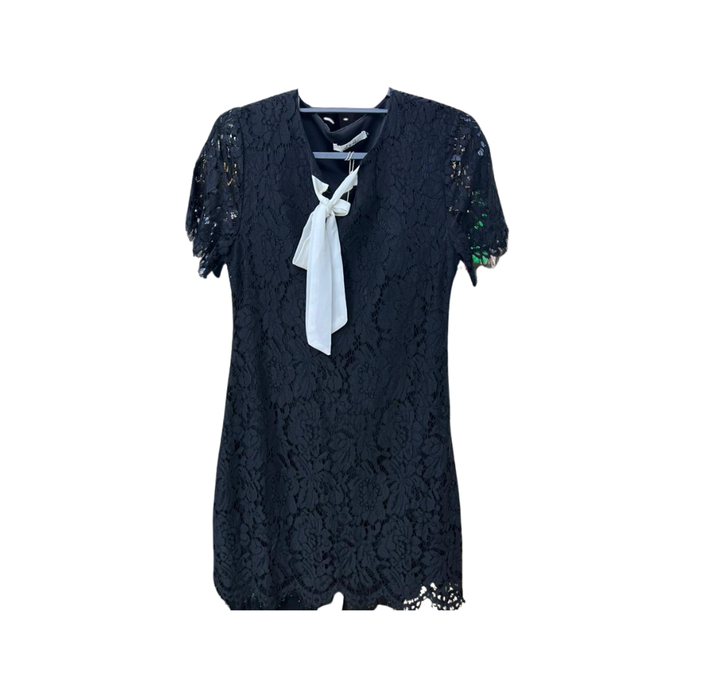 Robe classique noire avec cravate